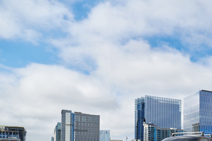 Mitsubishi Outlander Sport 2025 color negro frente a edificios modernos en la ciudad