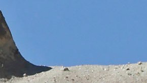 Dos Toyota Hilux 2025 sobre fondo rocoso. Una en color gris y otra en color vino