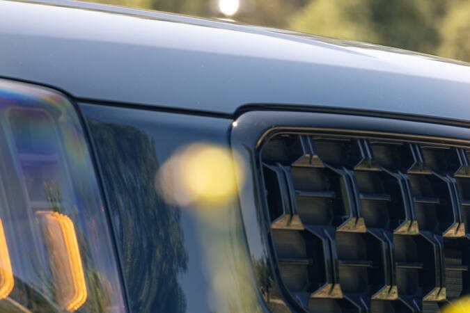 Vista frontal de la parrilla delantera de la Kia Telluride 2025 en color azul