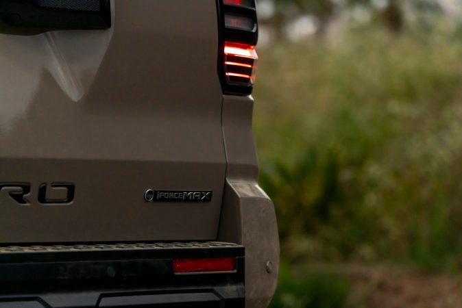 Vista trasera de una SUV Toyota TRD Pro en un entorno natural, con luz trasera encendida.