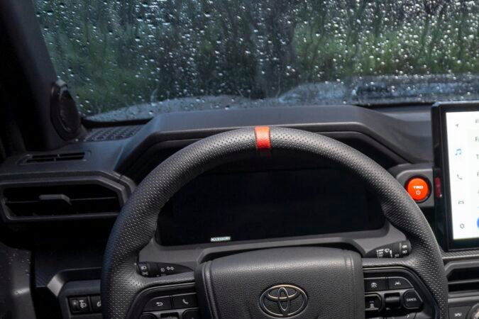 Interior de una Toyota 4runner TRD Pro 2025, mostrando volante y pantalla táctil moderna.
