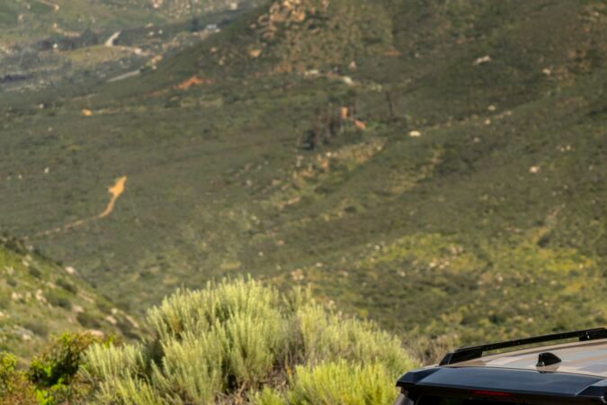 Toyota 4runner TRD Pro 2025 en un camino de montaña, rodeada de vegetación y colinas.