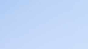 Vista posterior de un Corolla Hybrid 2025 de color rojo