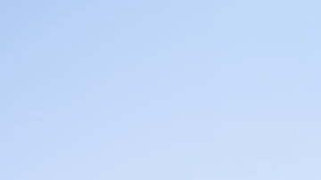 Vista posterior de un Corolla Hybrid 2025 de color rojo