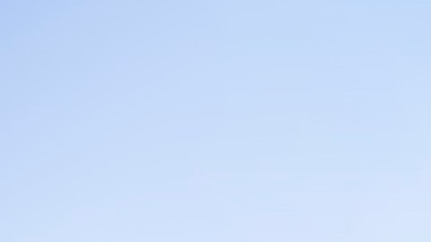 Vista posterior de un Corolla Hybrid 2025 de color rojo