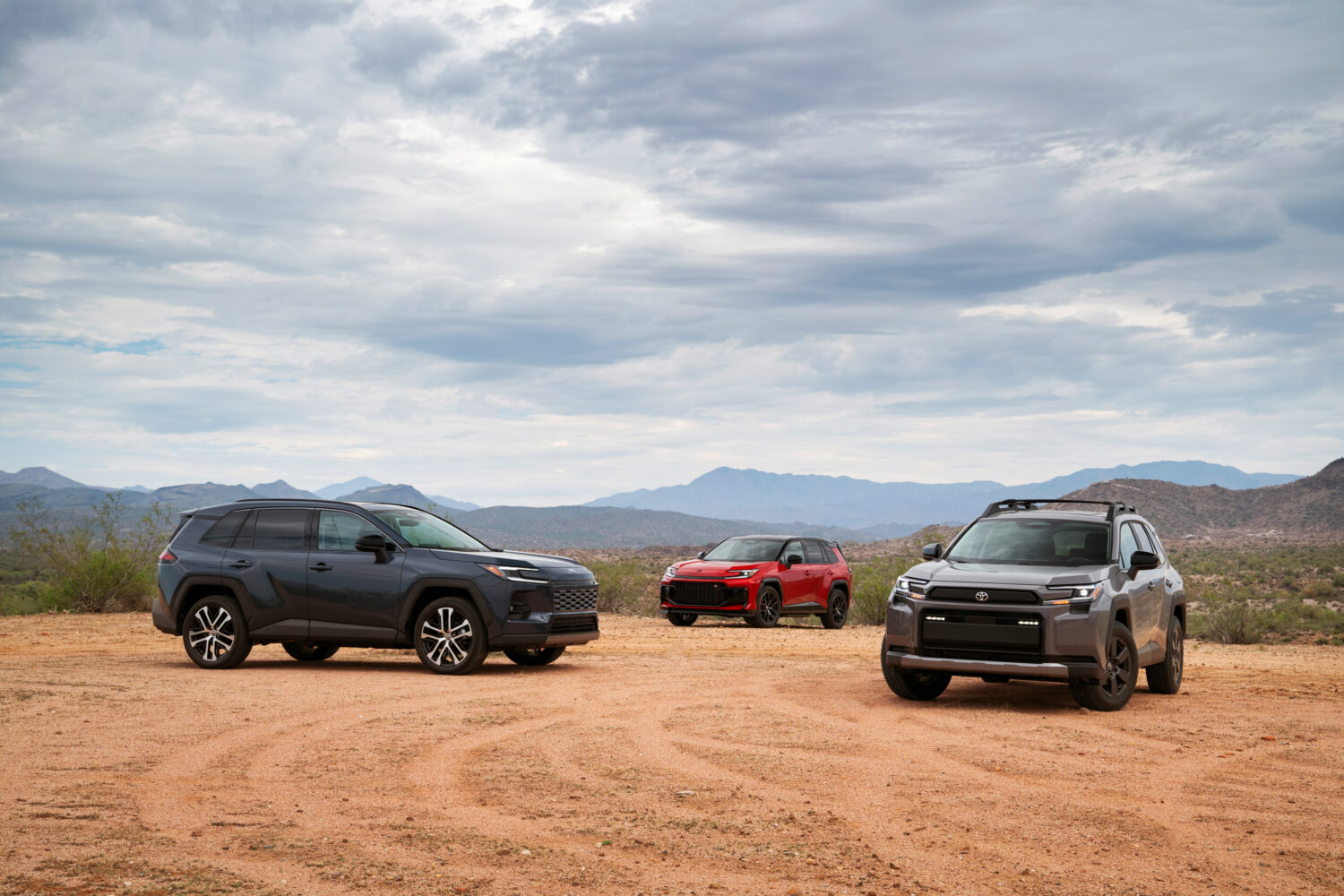 Toyota RAV4 2026 llega en opciones h{híbridos e h{híbridos enchufables.