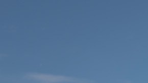 Toyota Corolla Cross 2026 en colores azul y rojo, SUV compacto con diseño robusto y moderno, ideal para la ciudad y la aventura.