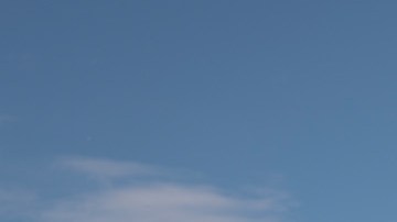 Toyota Corolla Cross 2026 en colores azul y rojo, SUV compacto con diseño robusto y moderno, ideal para la ciudad y la aventura.