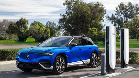 Acura ZDX azul, cargando en un Tesla Supercharger