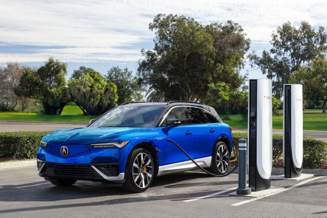 Acura ZDX azul, cargando en un Tesla Supercharger