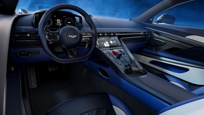 Aston Martin DB12 S tiene varios elementos internos que suman confort.