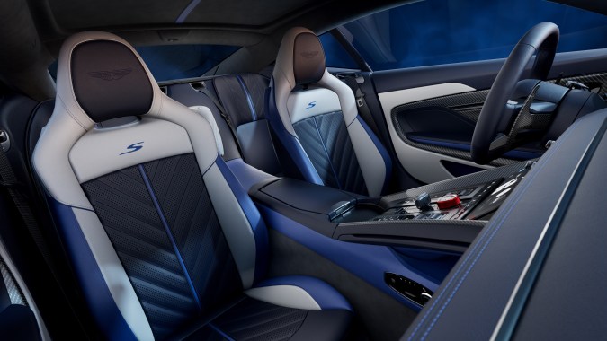 Aston Martin DB12 S tiene un interior elegante y deportivo.