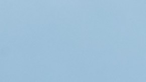 Audi R8, Porsche 911, X5 y GTR conduciendo a través de un puente que muestra la parte delantera de los coches