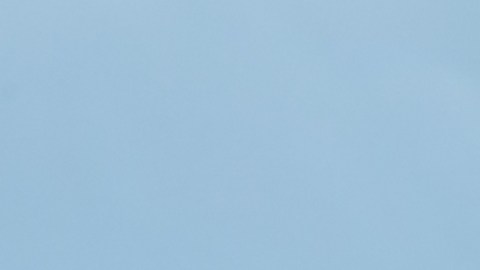 Audi R8, Porsche 911, X5 y GTR conduciendo a través de un puente que muestra la parte delantera de los coches