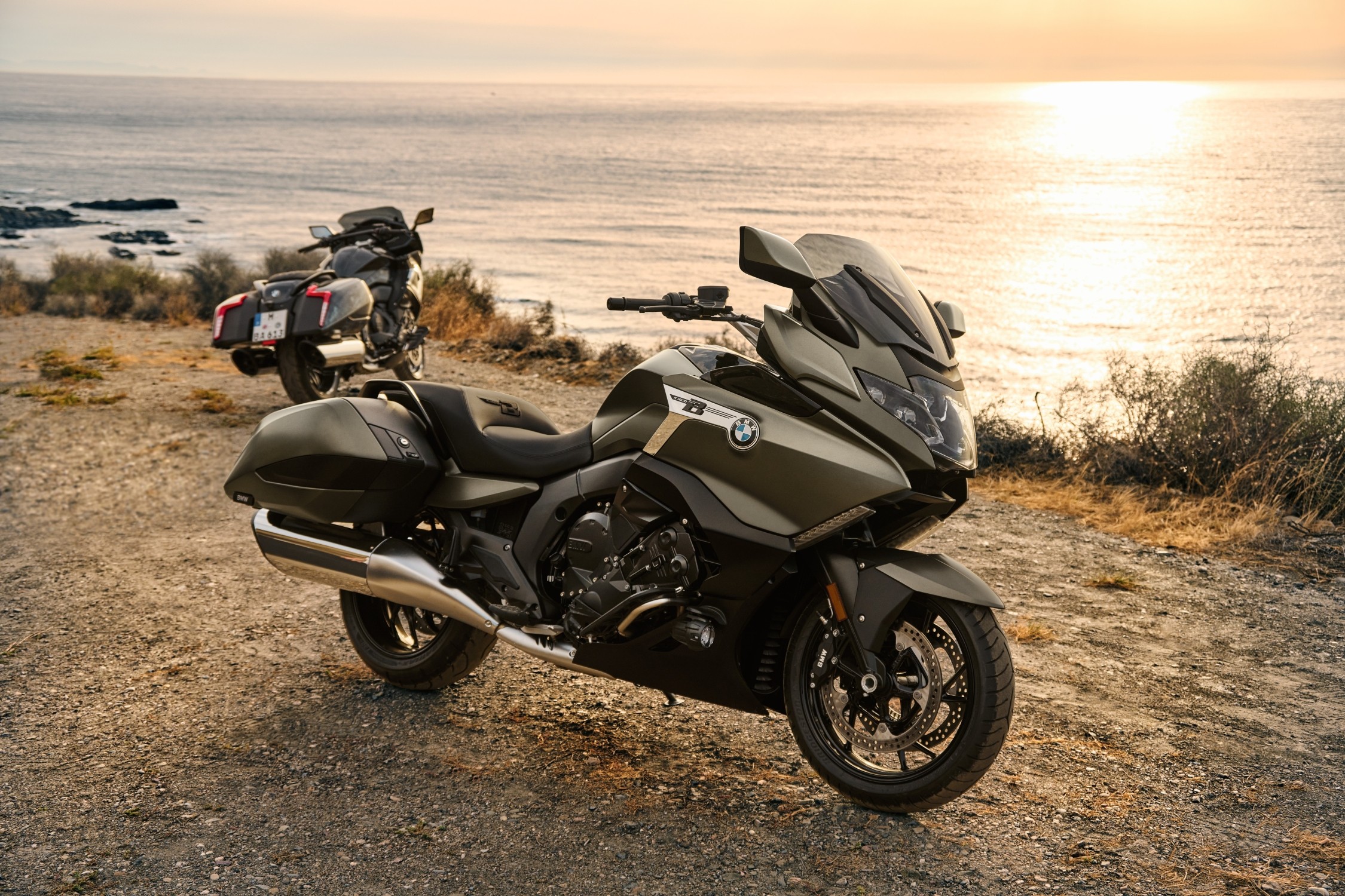 BMW K 1600 GTL en la costa con la playa de fondo