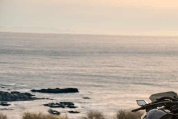 BMW K 1600 GTL en la costa con la playa de fondo