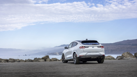 Conoce el nuevo Mustang Mach-E 2026 con paquete California Special y Navy Pier.