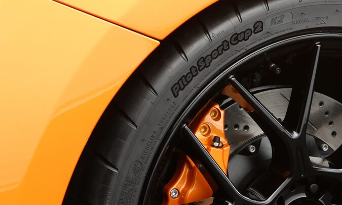 Toyota Camry GT-S Concept SEMA 2025 tiene llantas deportivas.