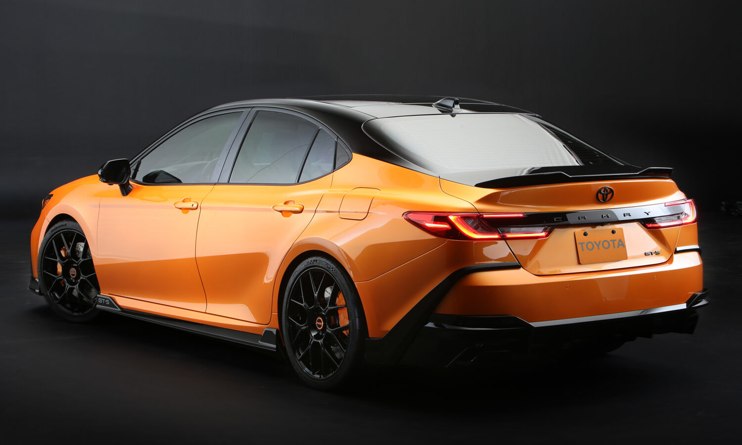 Toyota Camry GT-S Concept SEMA 2025 tiene un color llamado "infierno flare".