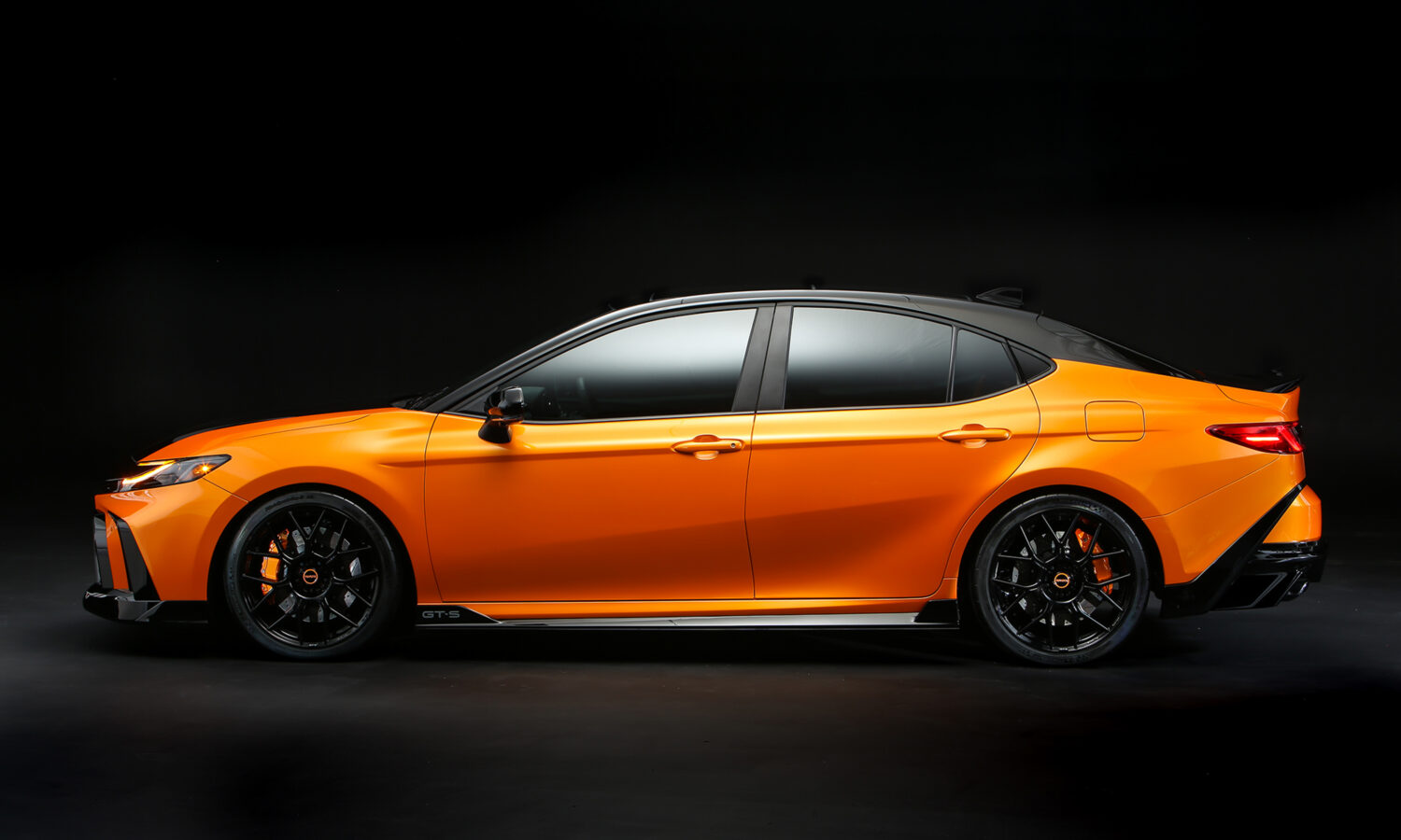 Toyota Camry GT-S Concept SEMA 2025 tiene un perfil totalmente deportivo.