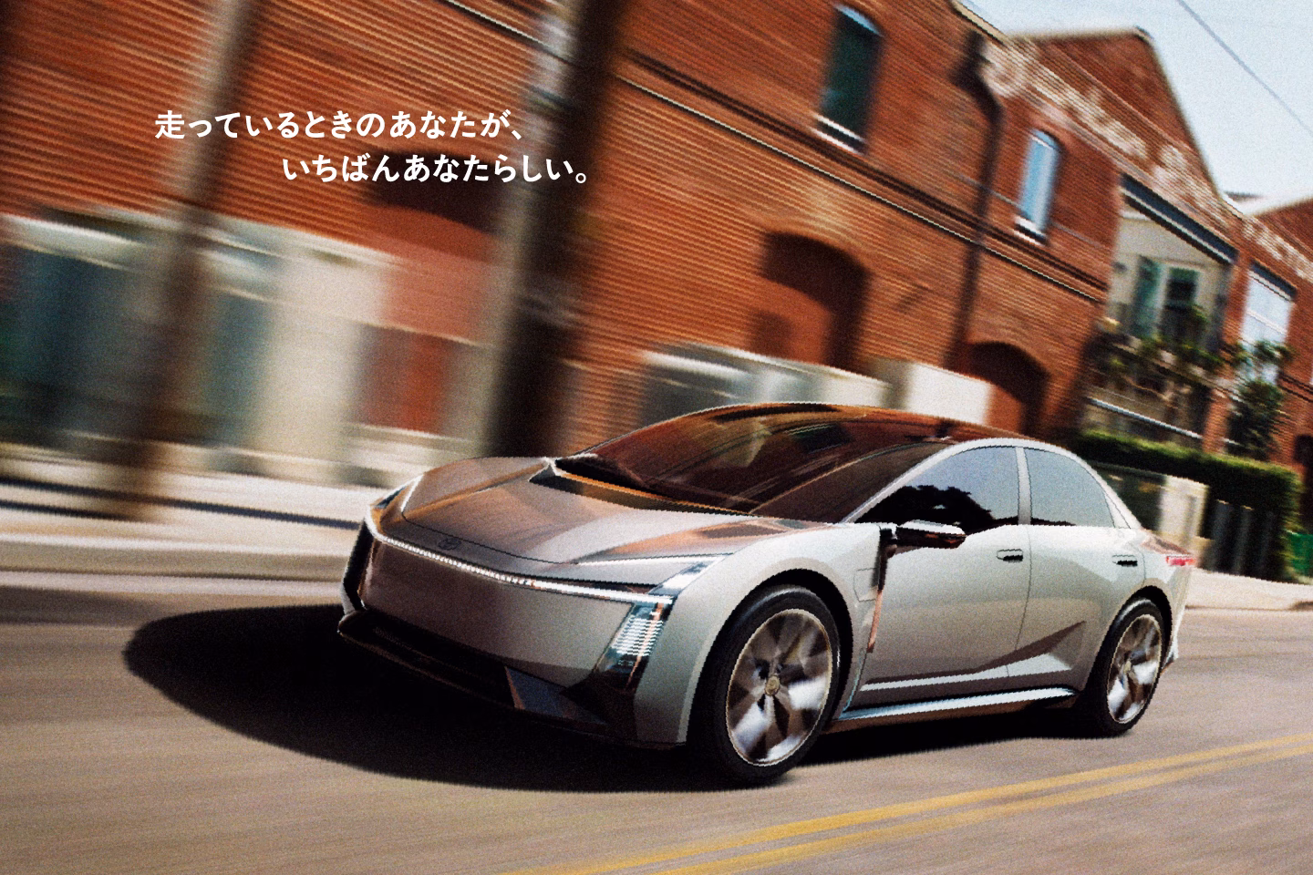 Auto conceptual de Toyota color plata conduciendo por una calle con edificio de fondo