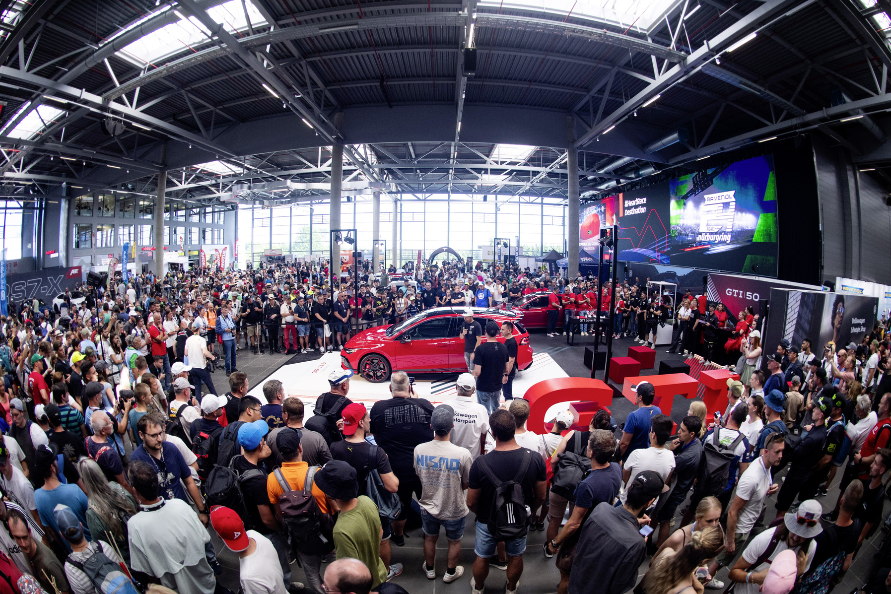 Volkswagen Golf GTI Clubsport 2026 en exhibición internacional, destacado por diseño y rendimiento superior en autos deportivos.