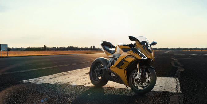 Motocicleta eléctrica Damon Hypersport Premier naranja en diseño futurista para máximo rango de 200 millas