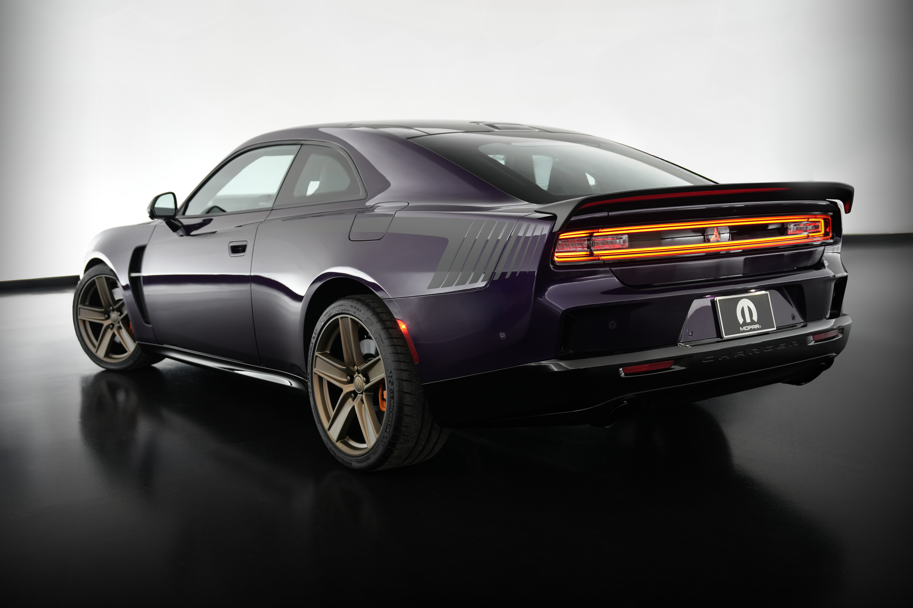 El concepto Moparized Dodge SIXPACK Charger presenta numerosos accesorios exteriores y de rendimiento de Mopar para el nuevo y moderno muscle car