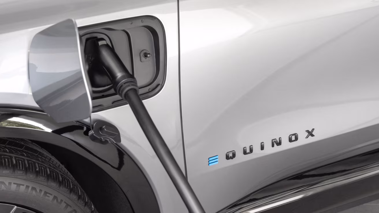 Puerto de carga de una Chevrolet Equinox EV.