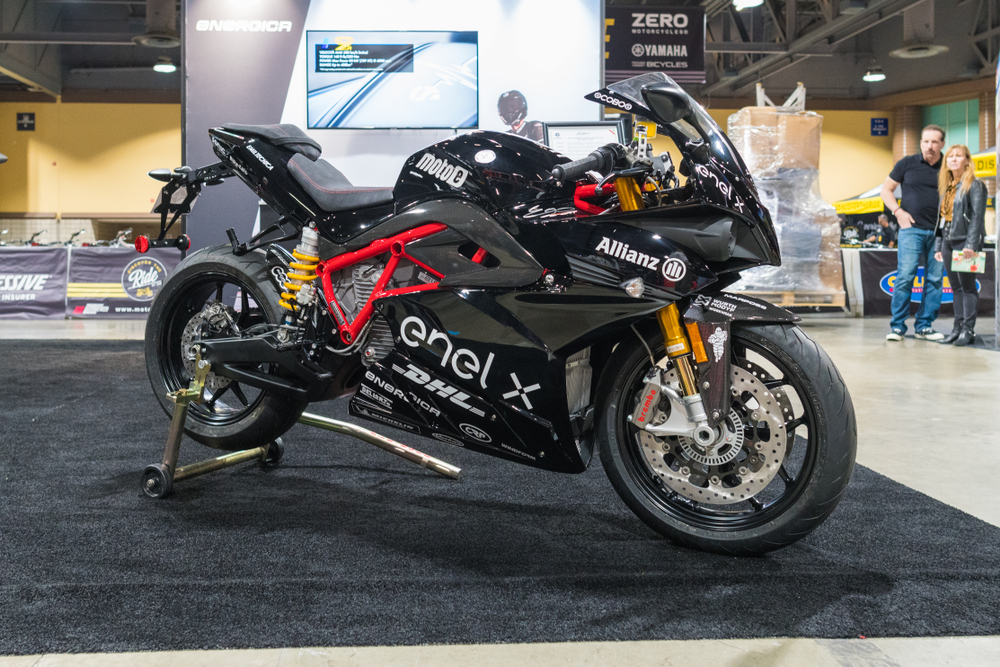 Energica Ego+ RS negra moderna, motocicleta eléctrica italiana con 261 millas de rango urbano