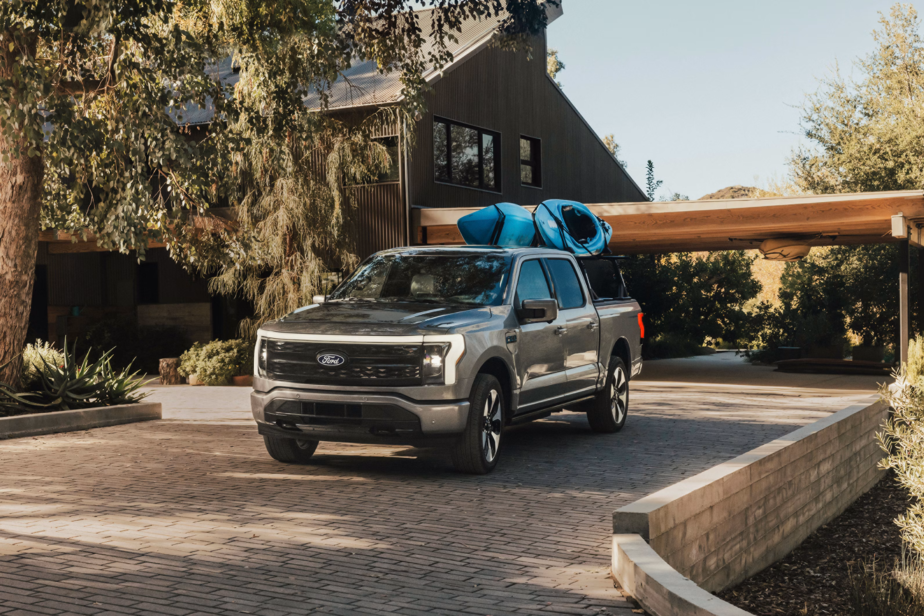 Ford-F150-Lightning de color gris.