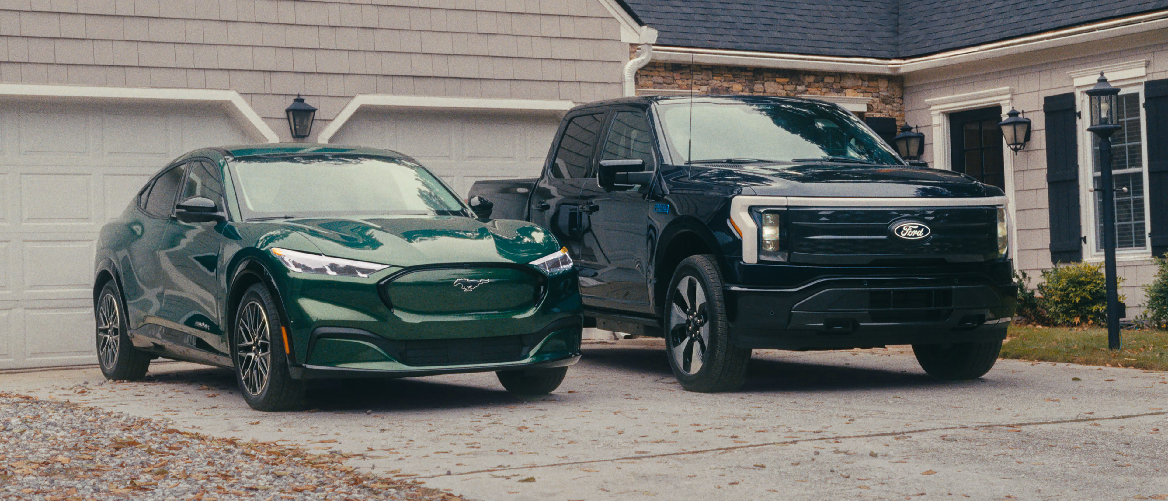 Dos autos electricos modelos Ford Mustang Mach-E y Ford-F150-Lightning están estacionados en la cochera