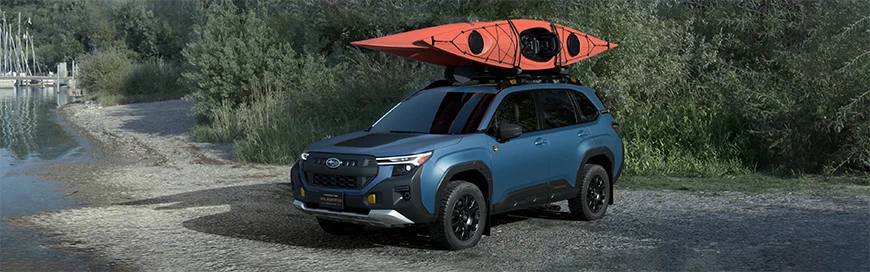 SUV Subaru Wilderness en off-road con kayak, diseñado para exploración y aventuras extremas.