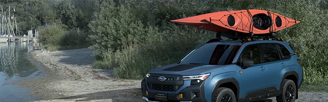 SUV Subaru Wilderness en off-road con kayak, diseñado para exploración y aventuras extremas.