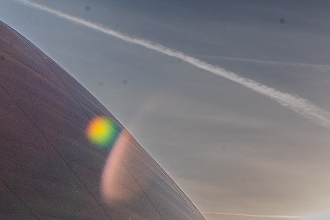 Ineos Grenadier Quartermaster pick-up negra en campo con el sol de fondo