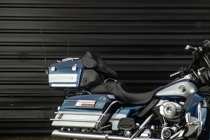 Harley-Davidson Electra Glide Ultra Classic en un garaje