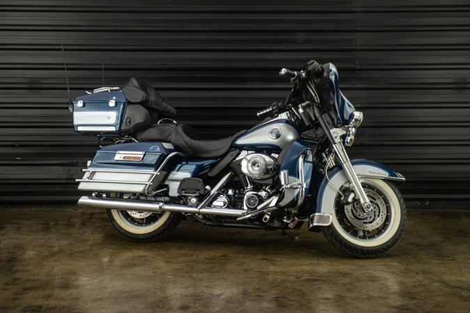 Harley-Davidson Electra Glide Ultra Classic en un garaje