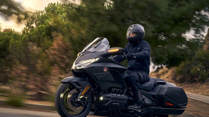 Honda Gold Wing de color negro en la ruta