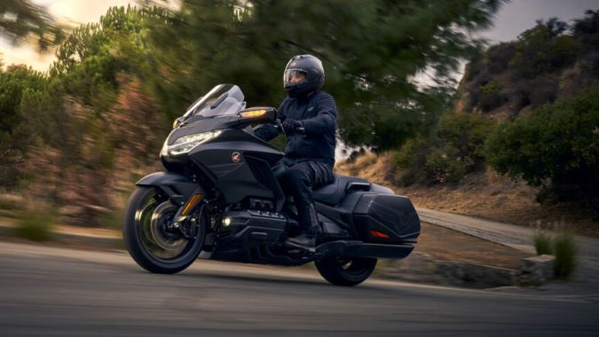 Honda Gold Wing de color negro en la ruta