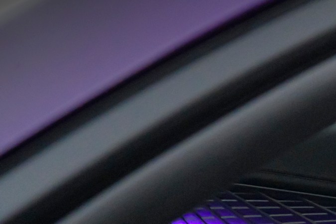 El galardonado interior del SIXPACK Charger cuenta con asientos de cuero premium Katzkin con superficies contrastantes Tuscany Ink (negro) y Palomino (tostado), junto con costuras naranjas y moradas.