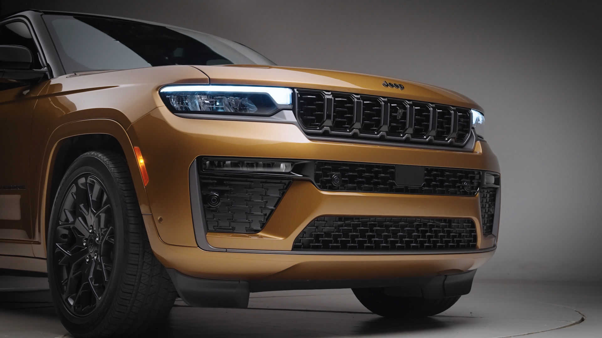 Jeep Grand Cherokee 2026 tiene una parrilla renovada.