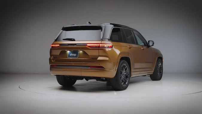 Jeep Grand Cherokee 2026 tiene un rediseño en todo su exterior.