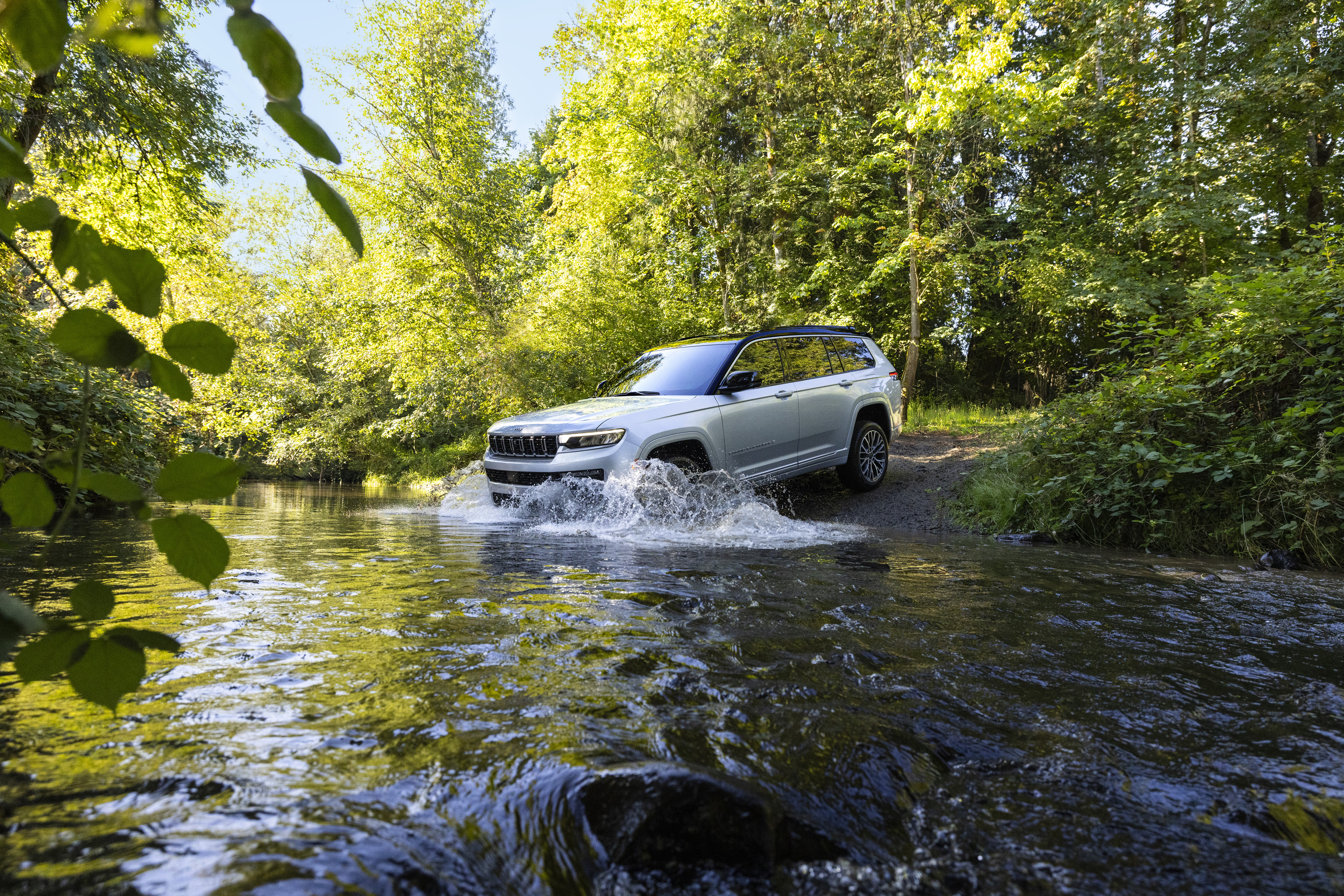 Jeep Grand Cherokee L 2026 es capaz de llegar a terrenos dificiles.