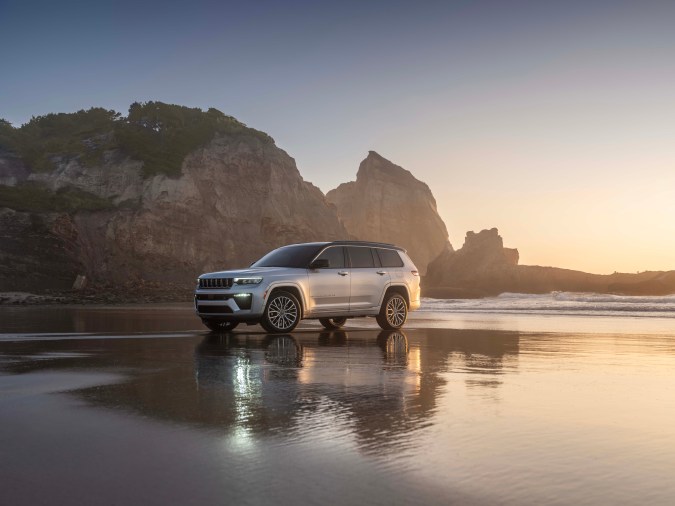 Jeep Grand Cherokee L 2026 tiene buenas capacidades todoterreno.