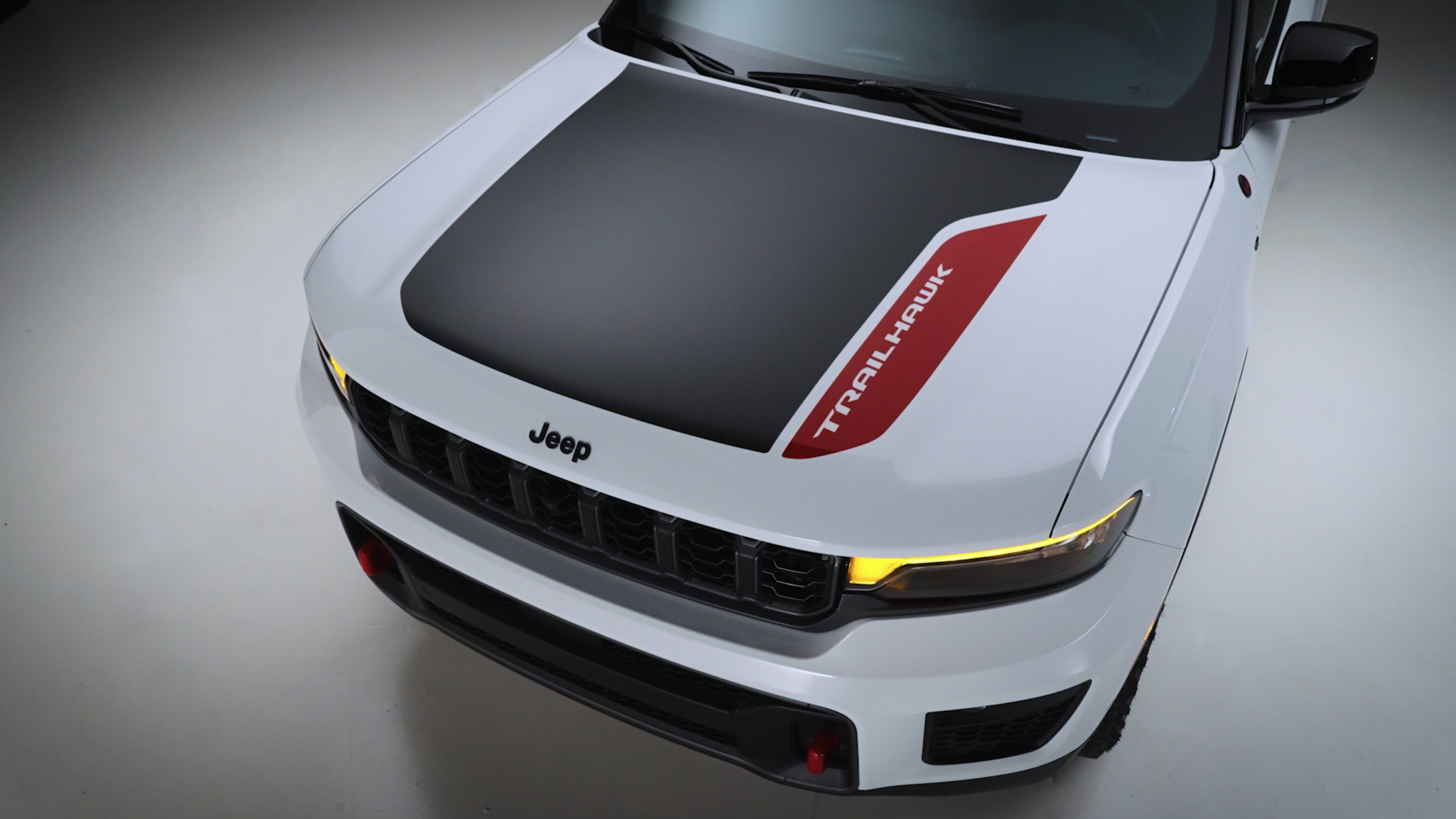 Jeep Grand Cherokee Trailhawk 4xe 2026 ofrece 426 millas de autonomía entre combustible y batería.