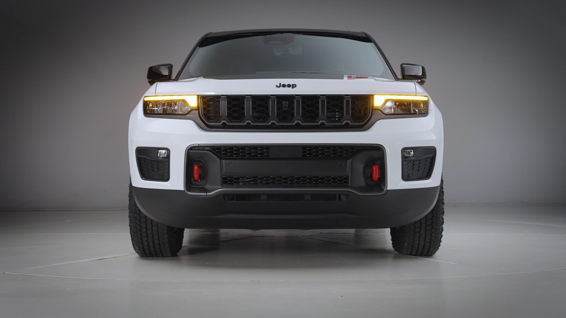 Jeep Grand Cherokee Trailhawk 4xe 2026 tiene detalles para capacidades todoterreno.