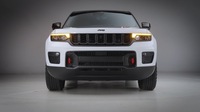 Jeep Grand Cherokee Trailhawk 4xe 2026 tiene detalles para capacidades todoterreno.