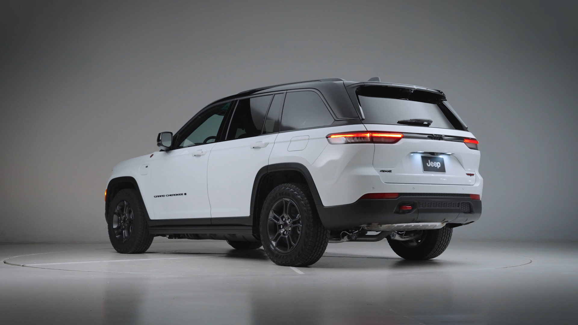 Jeep Grand Cherokee Trailhawk 4xe 2026 tiene un diseño más agresivo.