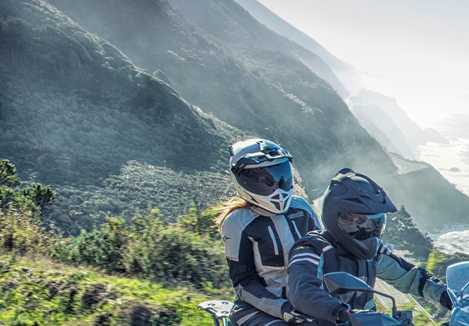 Kawasaki Versys 1000 LT en la vía con la playa de fondo