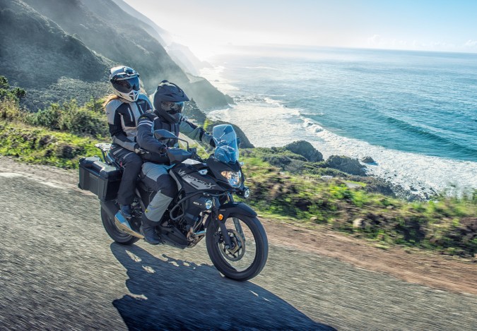 Kawasaki Versys 1000 LT en la vía con la playa de fondo